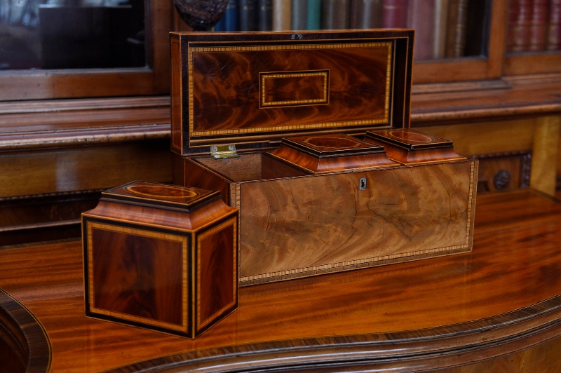 Tea cadet - 3 small mahogany boxes sit within a larger box with decorative borders