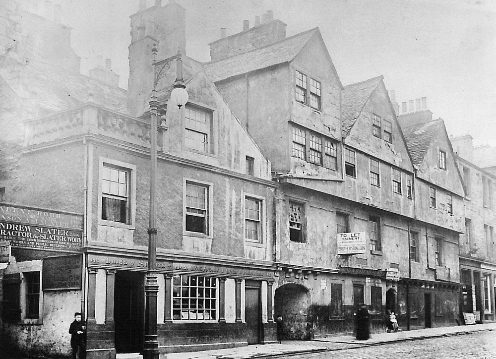 Huntly House in a state of disrepair in the 1920s 