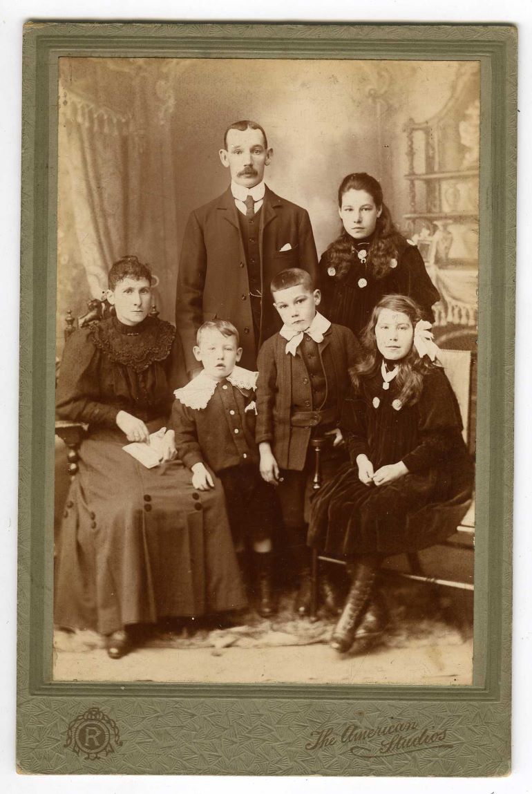 John and Sarah Crawford with their children c1908
