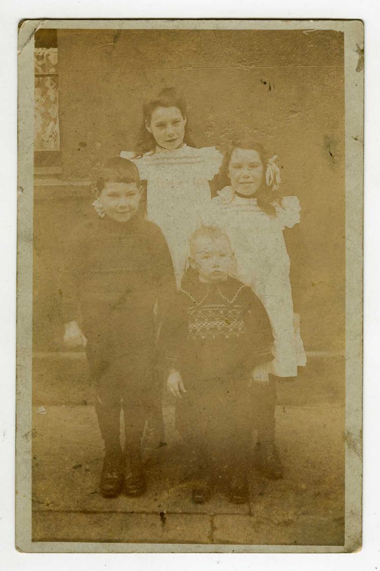 Crawford children Maggie, Grace, William and Jimmy c1905