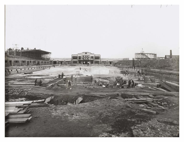 Workers building Portobello Outdoor Bathing Pool, 1935