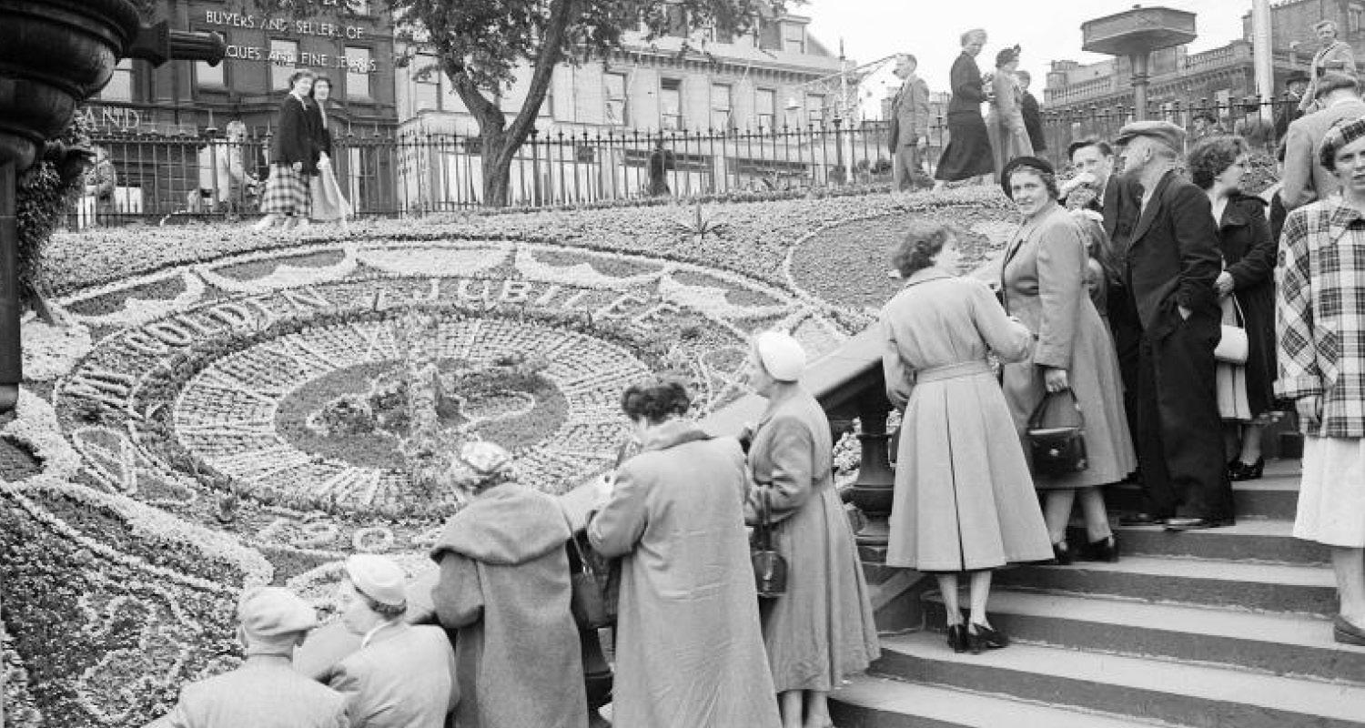 1950s picture of Edinburgh residents looking at the Floral Clock