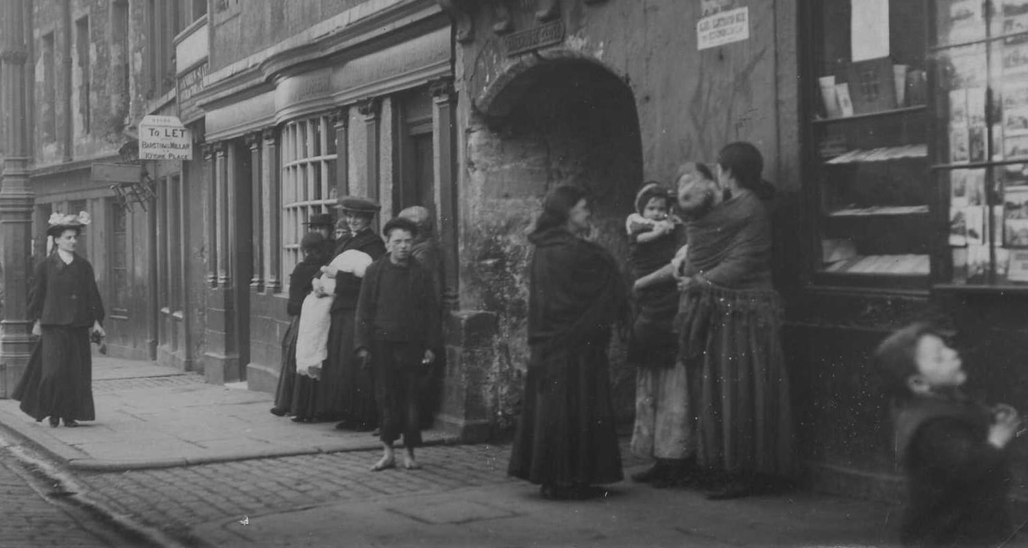 Canongate street scene 1901