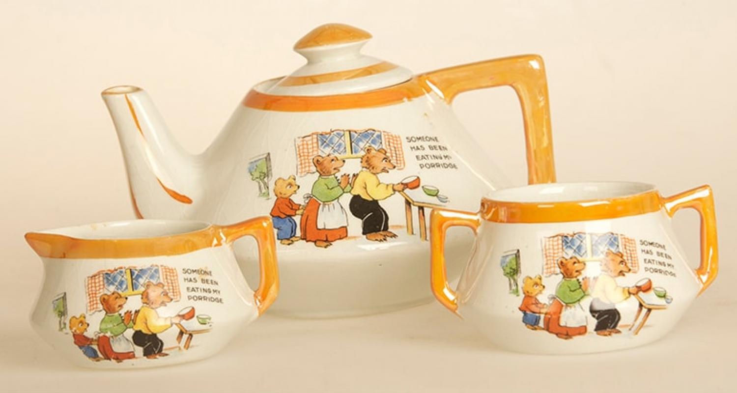 Teapot set at Museum of Childhood
