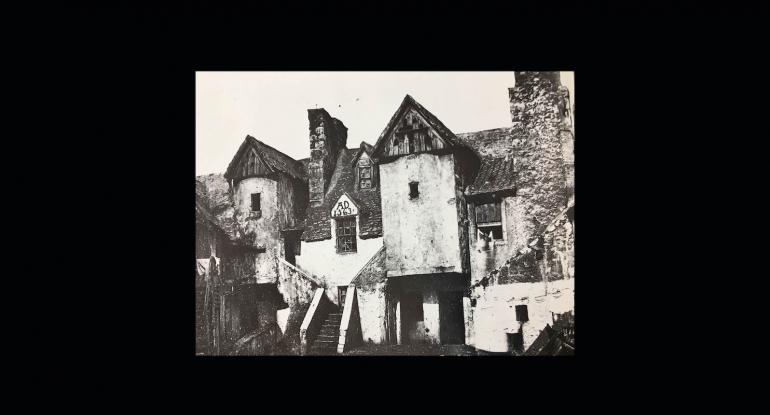 Black and White mid 19th century photo of White Horse Close Edinburgh by Thomas Begbie.  Buildings of Edinburgh.