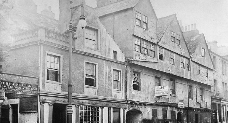 Huntly House in a state of disrepair in the 1920s 