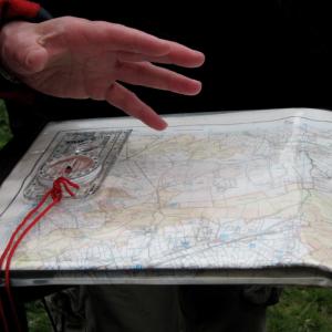 Explaing how to set the map to compass and ground