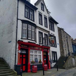 What was the Forth Bridge Hotel is where the popular pub The Ferry Tap is now on Queensferry High Street. While the exterior has changed a little, the steps on either side give away the location. © CEC Museums & Galleries Edinburgh, Queensferry Museum
