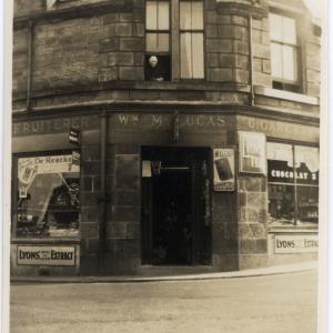 At the corner of Hopetoun, Bo’ness and Shore Roads, (left) William McLucas’s shop with Granny Dalgleish, a midwife, looking out of the window. Today, home to Deery Funeral Services, with some alterations to the building visible. © CEC Museums & Galleries 
